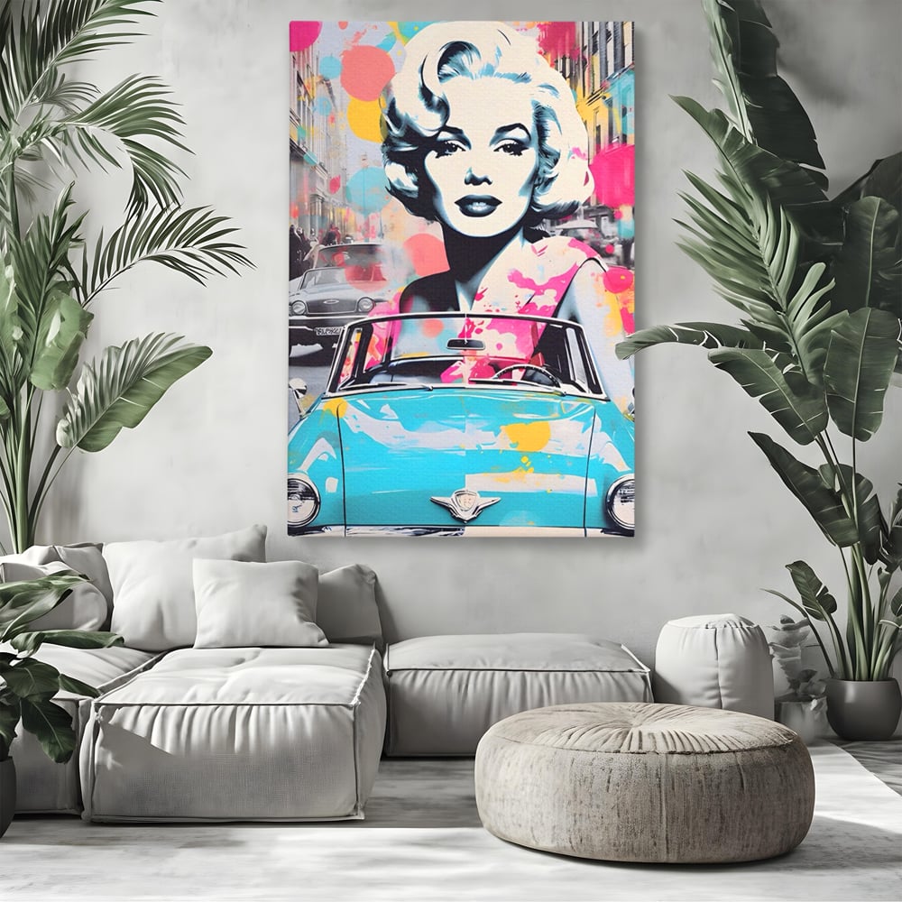 Tablou canvas cu tablou canvas cu marilyn monroe si masina, fara rama, pe sasiu de lemn, pe perete intr-un living